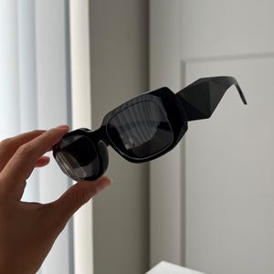 Classic chunky Trendy geometric all black Sunglasses black frame for woman